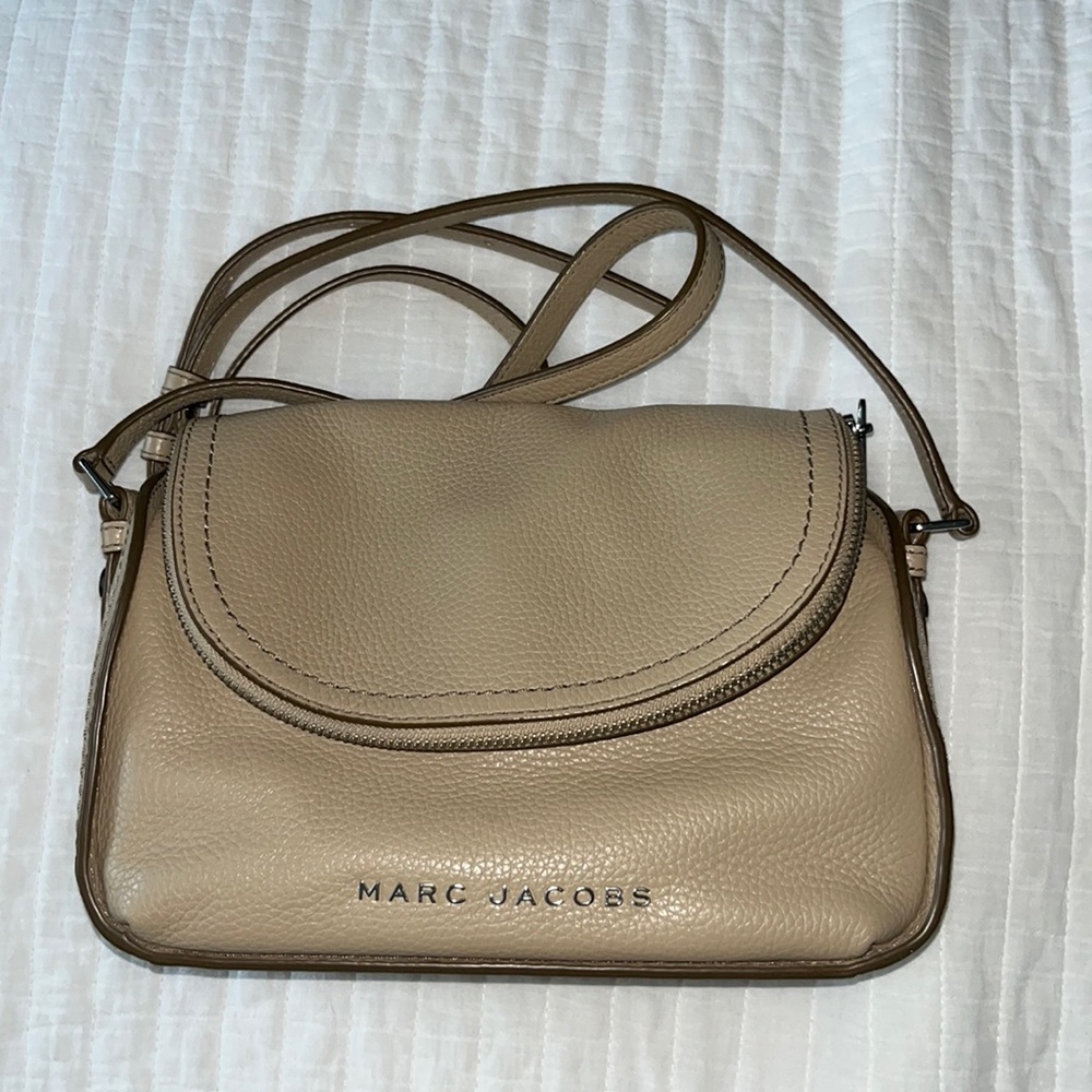 Marc Jacobs cross body color is Khaki